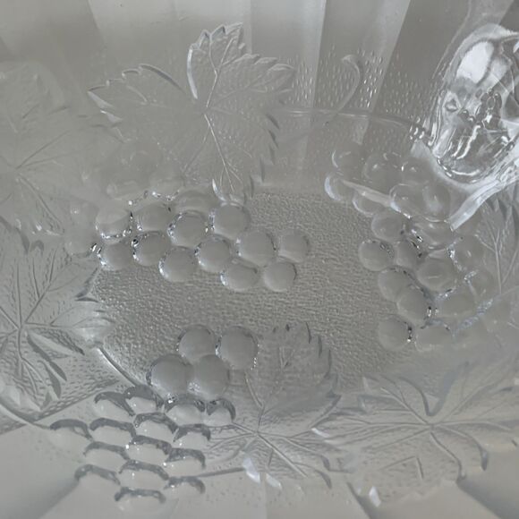 Frosted Glass Oval Fruit Bowl Scalloped Edge Leaves Grapes Textured Design - Picture 6 of 8